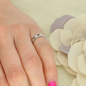 Srebrny pierścionek obrączka 925 z czarnymi cyrkoniami. Elegancki model 4 mm, idealny do noszenia solo lub w zestawach (1).jpg