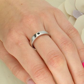 Srebrny pierścionek obrączka 925 z czarnymi cyrkoniami. Elegancki model 4 mm, idealny do noszenia solo lub w zestawach (3).jpg