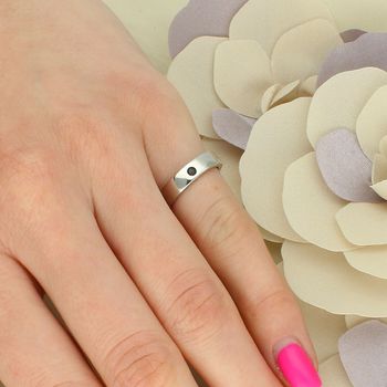 Srebrny pierścionek obrączka 925 z czarnymi cyrkoniami. Elegancki model 4 mm, idealny do noszenia solo lub w zestawach (4).jpg