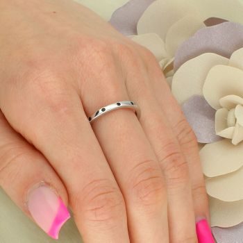 Srebrny pierścionek obrączka 925 z czarnymi cyrkoniami. Delikatna biżuteria 2 mm, idealna do noszenia solo lub w zestawach (1).jpg