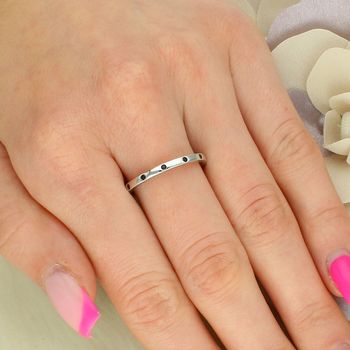 Srebrny pierścionek obrączka 925 z czarnymi cyrkoniami. Delikatna biżuteria 2 mm, idealna do noszenia solo lub w zestawach (2).jpg