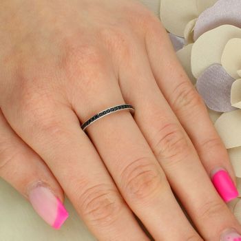 Srebrny pierścionek obrączka 925 z czarną cyrkonią dookoła. Delikatna biżuteria 2 mm idealna do zestawów i codziennych stylizacji (2).jpg