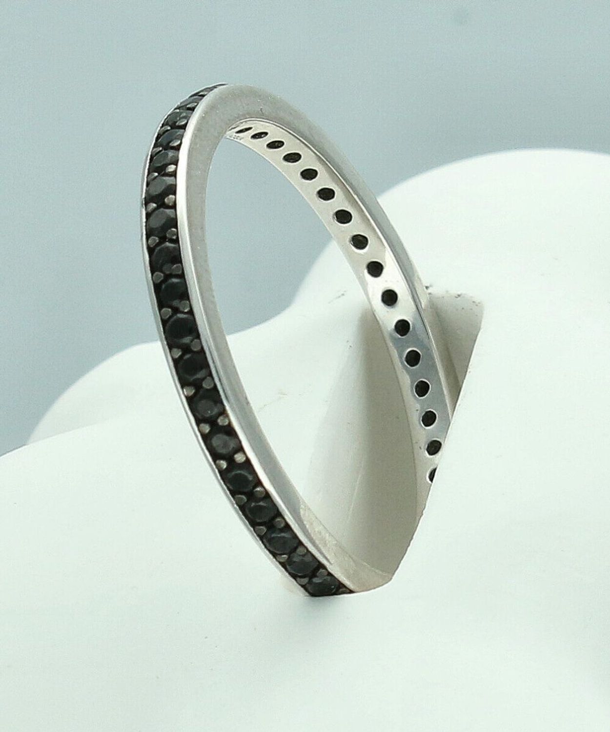 Srebrny pierścionek obrączka 925 z czarną cyrkonią dookoła – minimalistyczny 2 mm (2).jpg