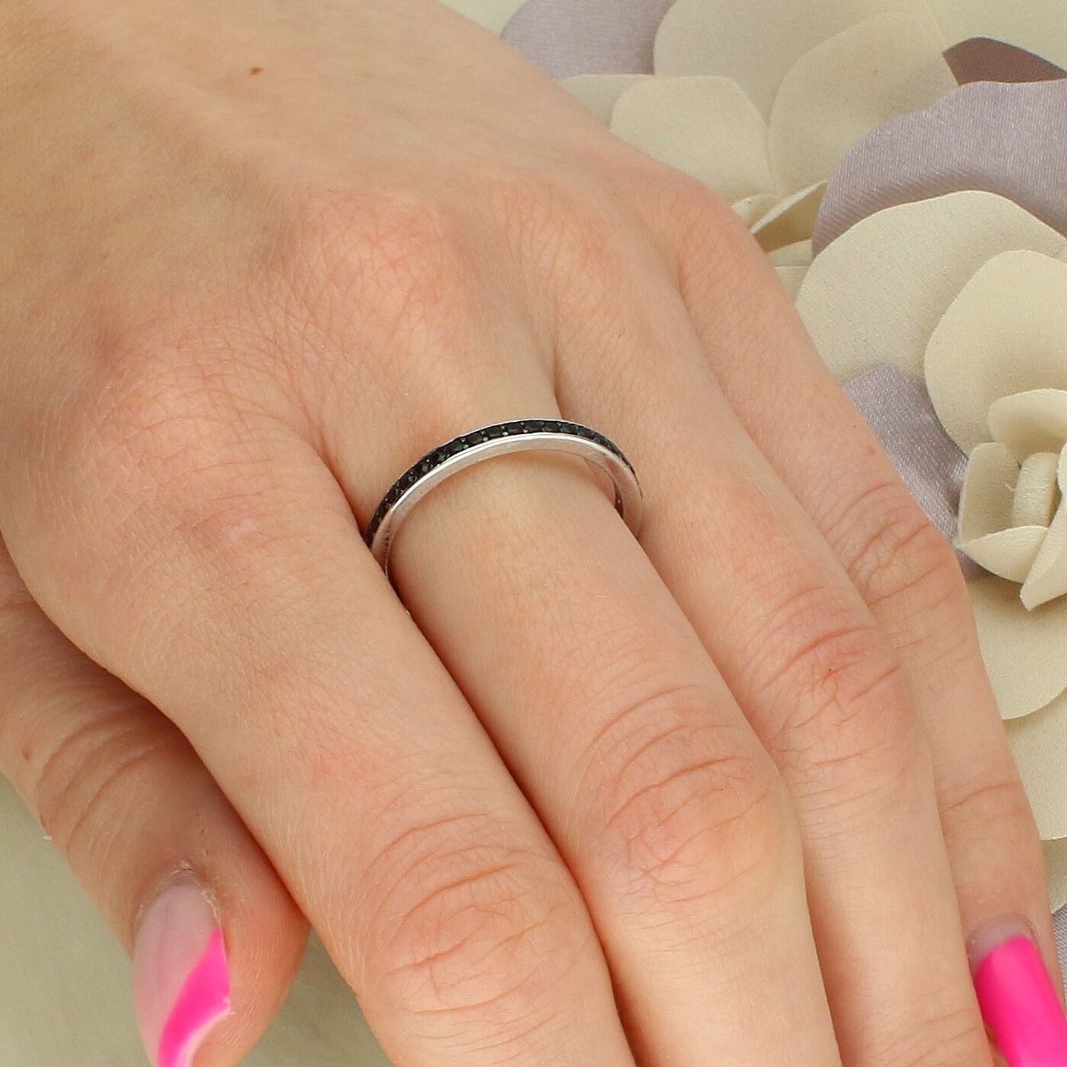 Srebrny pierścionek obrączka 925 z czarną cyrkonią dookoła – minimalistyczny 2 mm (2).jpg