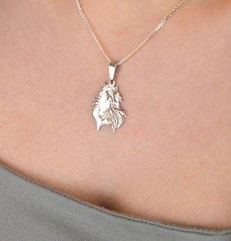 Zawieszka srebrna próba 925 głowa konia PW0010923PR Pełna siły, elegancji i symboliki zawieszka w kształcie głowy konia to idealny wybór dla miłośników tych wspaniałych zwierząt (3).JPG