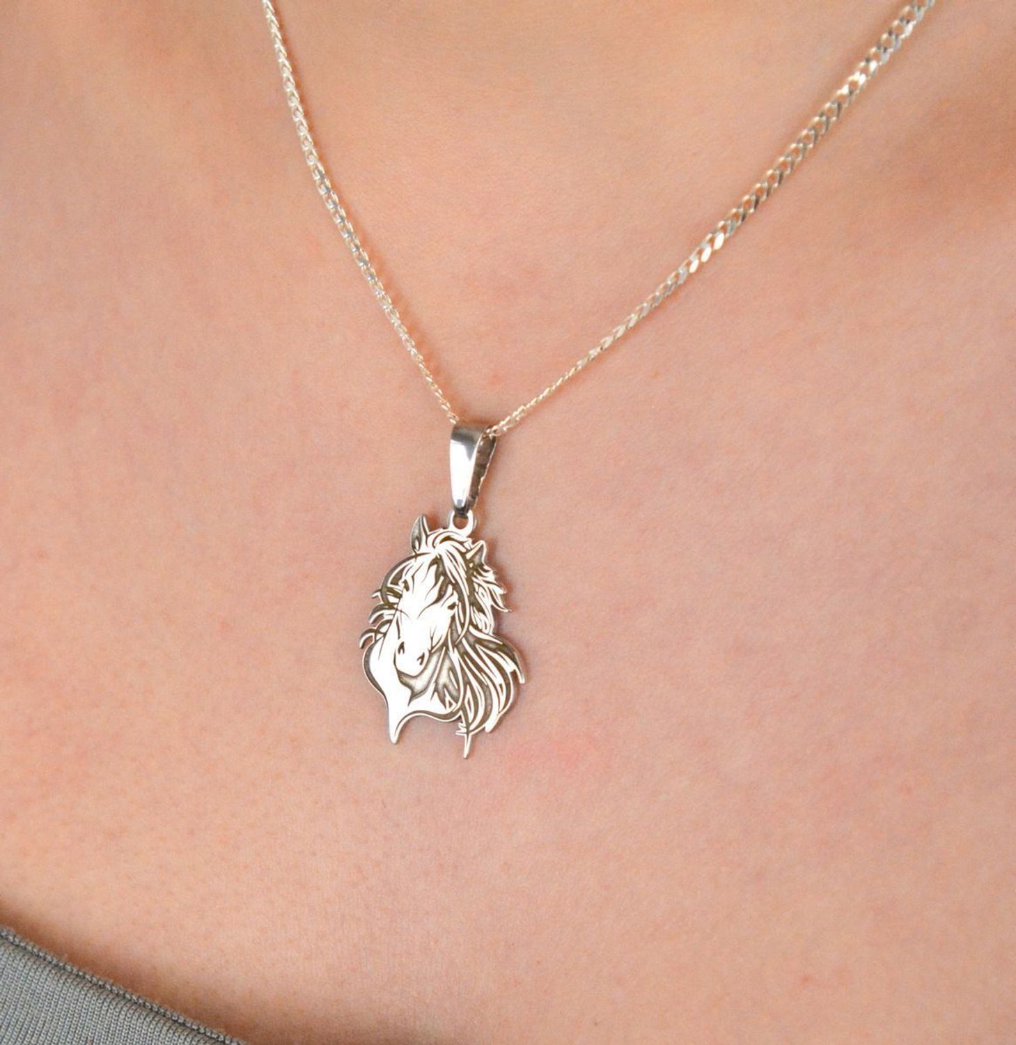 Zawieszka srebrna próba 925 głowa konia PW0010923PR Pełna siły, elegancji i symboliki zawieszka w kształcie głowy konia to idealny wybór dla miłośników tych wspaniałych zwierząt. 1.jpg