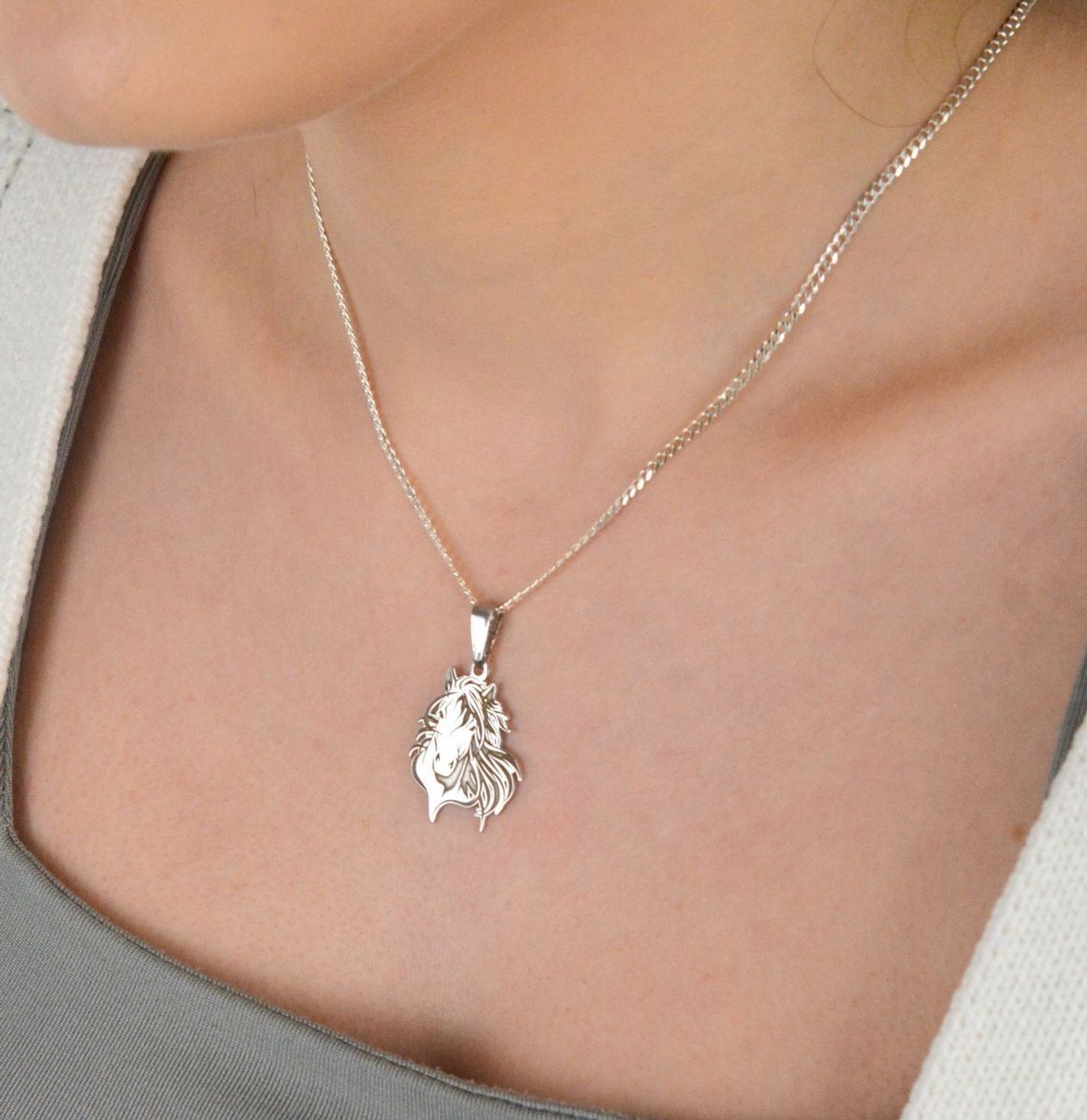 Zawieszka srebrna próba 925 głowa konia PW0010923PR Pełna siły, elegancji i symboliki zawieszka w kształcie głowy konia to idealny wybór dla miłośników tych wspaniałych zwierząt. 1.jpg