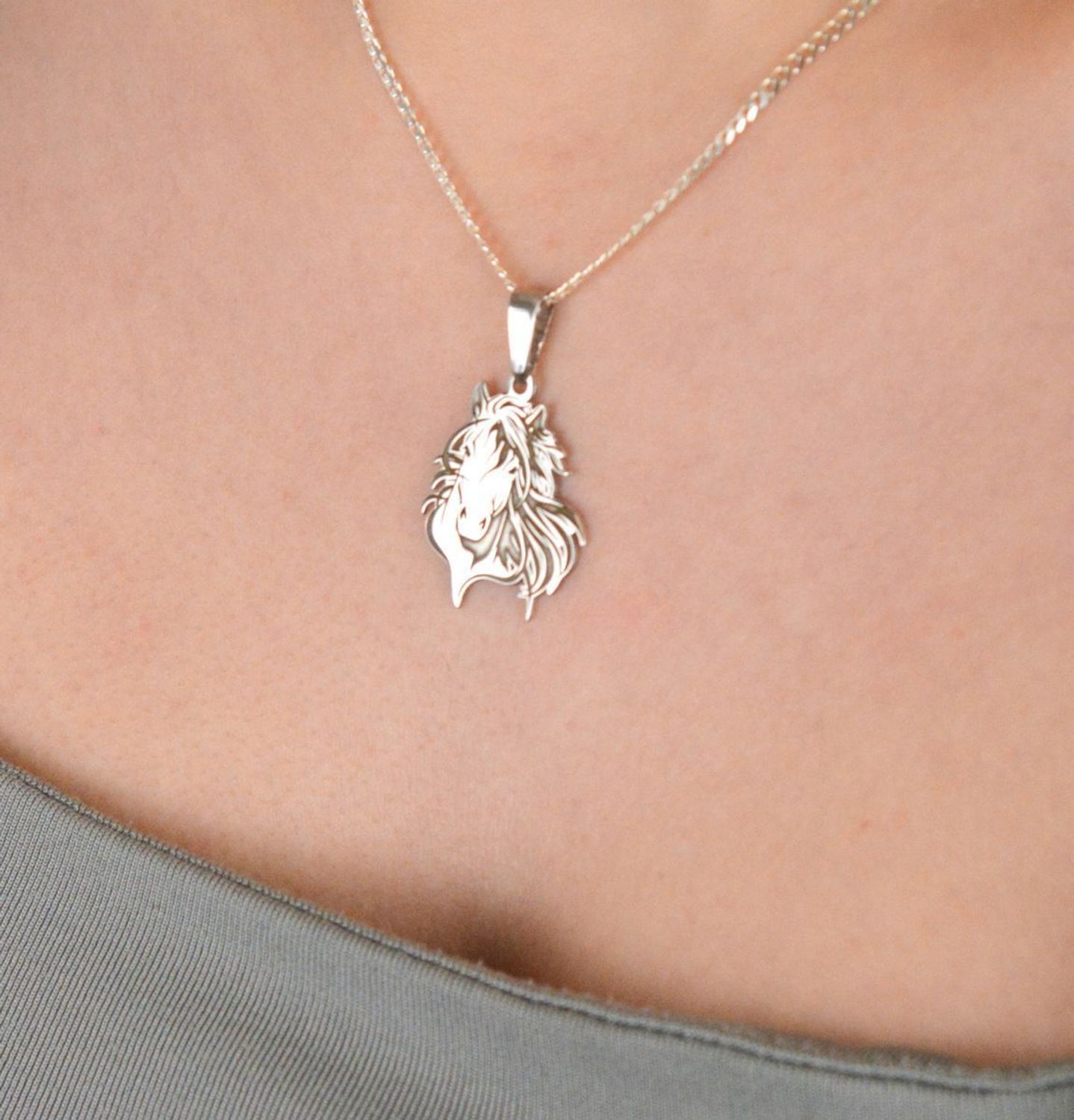 Zawieszka srebrna próba 925 głowa konia PW0010923PR Pełna siły, elegancji i symboliki zawieszka w kształcie głowy konia to idealny wybór dla miłośników tych wspaniałych zwierząt. 1.jpg