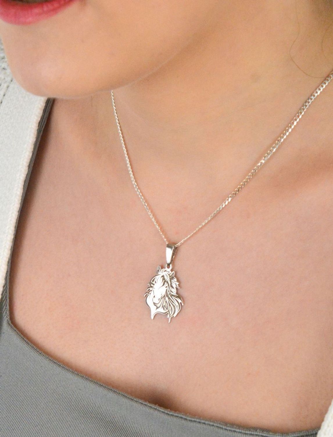 Zawieszka srebrna próba 925 głowa konia PW0010923PR Pełna siły, elegancji i symboliki zawieszka w kształcie głowy konia to idealny wybór dla miłośników tych wspaniałych zwierząt. 1.jpg