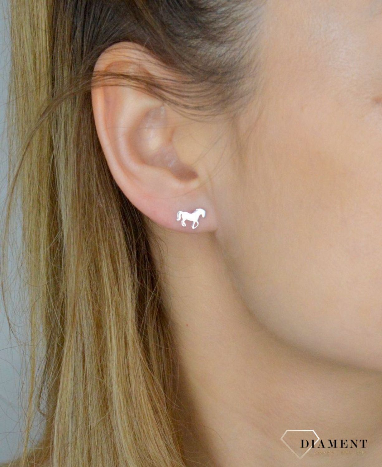 Srebrne kolczyki dziecięce 925 konie PW0020923ER. Srebrne kolczyki dziecięce. Kolczyki gładkie blaszki konie. Kolczyki konie na sztyft. Kolczyki srebrne wkrętki idealne na prezent..jpg