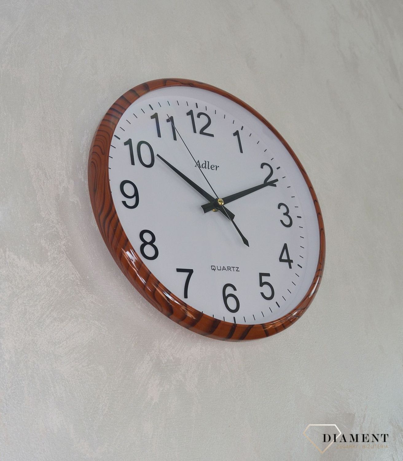 Zegar ścienny okrągły Adler brązowy z czarnym PW110-1700-6. Zegar ścienny okrągły zasilany za pomocą baterii. Zegay okrągły z tworzywa sztucznego w kolorze brązowym z czarnymi dodatkami. Zegar ścienny.  (2).JPG