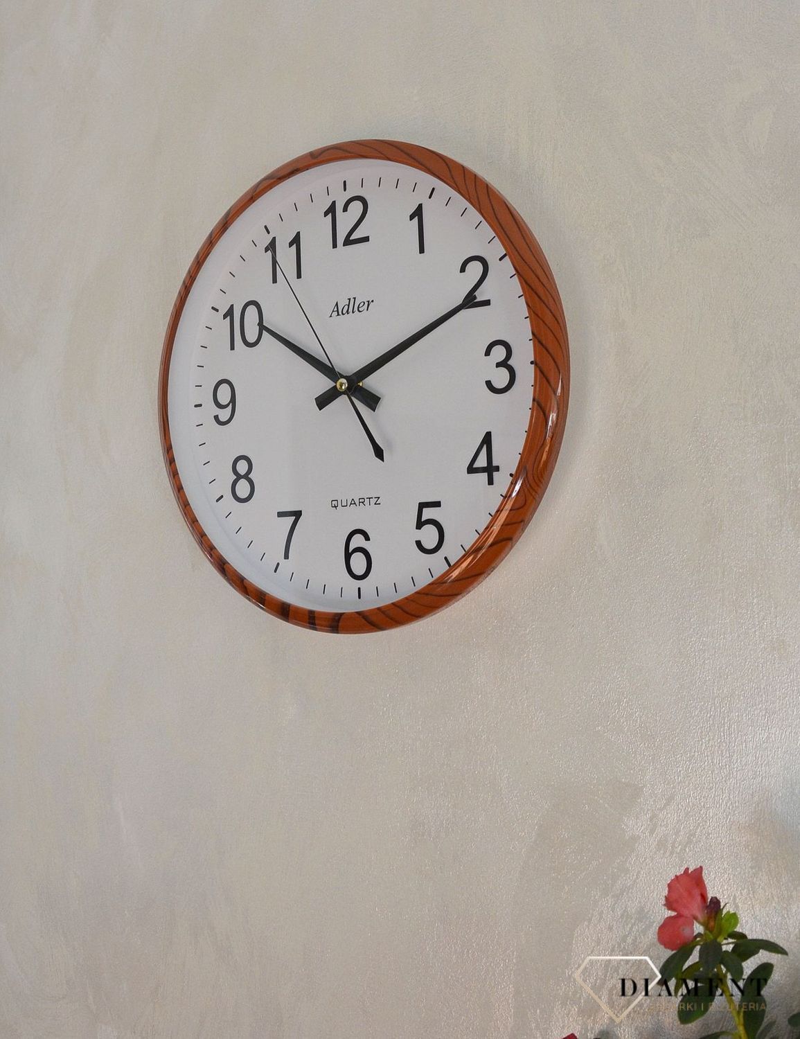 Zegar ścienny okrągły Adler brązowy z czarnym PW110-1700-6. Zegar ścienny okrągły zasilany za pomocą baterii. Zegay okrągły z tworzywa sztucznego w kolorze brązowym z czarnymi dodatkami. Zegar ścienny.  (2).JPG