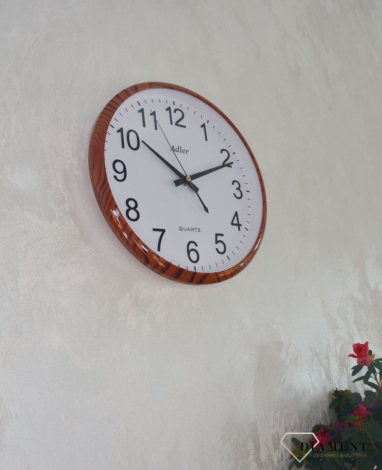 Zegar ścienny okrągły Adler brązowy z czarnym PW110-1700-6. Zegar ścienny okrągły zasilany za pomocą baterii. Zegay okrągły z tworzywa sztucznego w kolorze brązowym z czarnymi dodatkami. Zegar ścienny.  (2).JPG