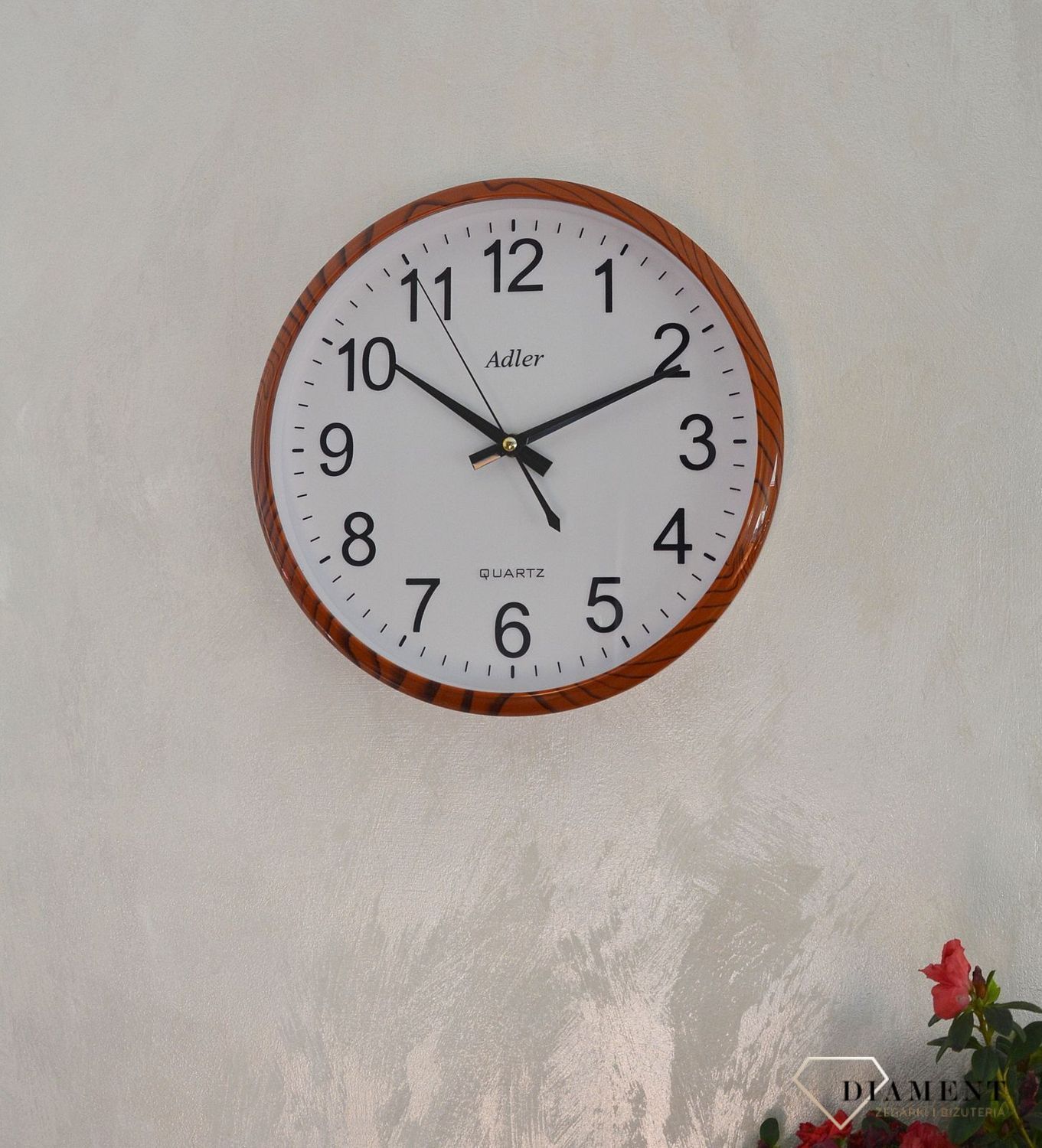 Zegar ścienny okrągły Adler brązowy z czarnym PW110-1700-6. Zegar ścienny okrągły zasilany za pomocą baterii. Zegay okrągły z tworzywa sztucznego w kolorze brązowym z czarnymi dodatkami. Zegar ścienny.  (2).JPG