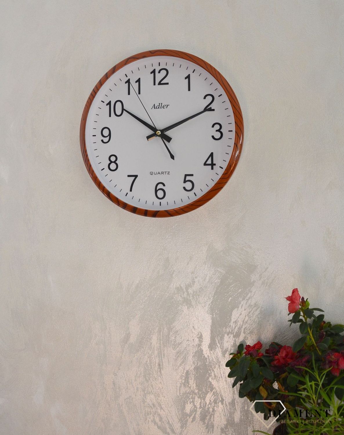 Zegar ścienny okrągły Adler brązowy z czarnym PW110-1700-6. Zegar ścienny okrągły zasilany za pomocą baterii. Zegay okrągły z tworzywa sztucznego w kolorze brązowym z czarnymi dodatkami. Zegar ścienny.  (2).JPG