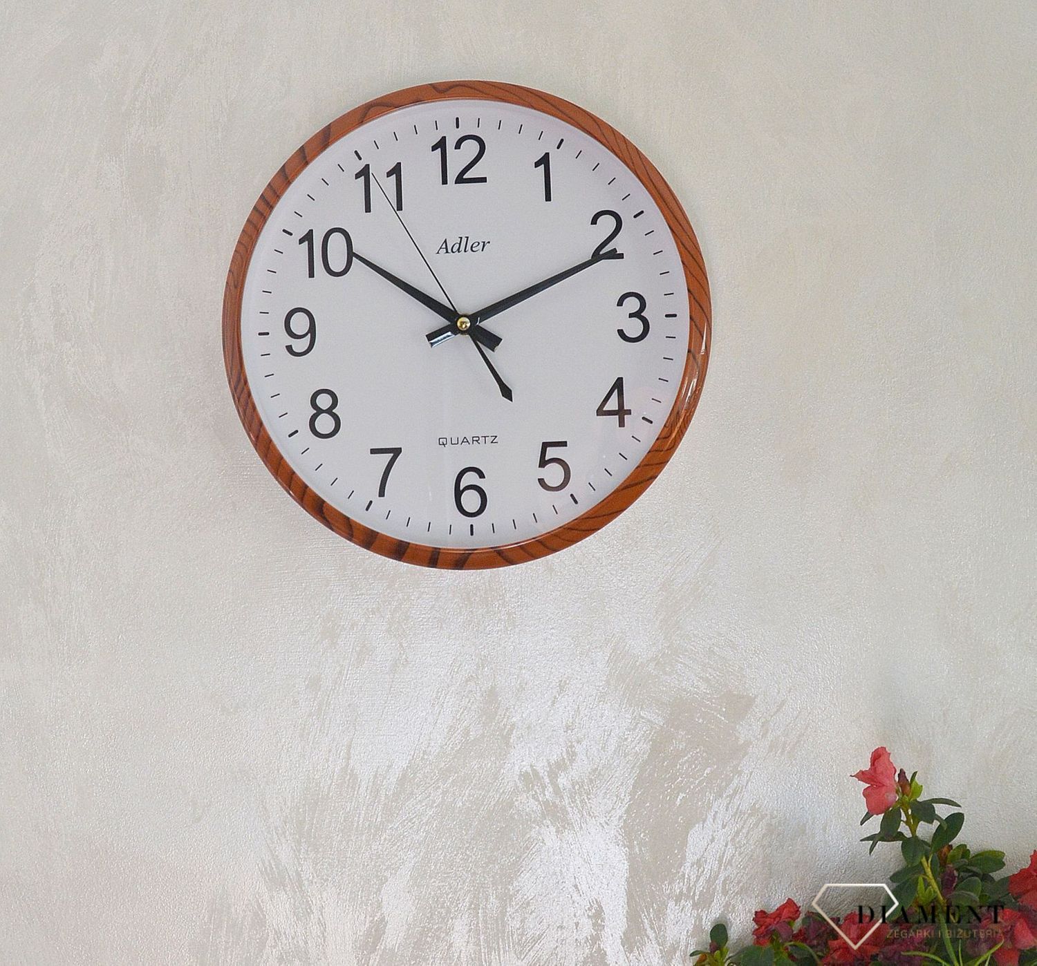 Zegar ścienny okrągły Adler brązowy z czarnym PW110-1700-6. Zegar ścienny okrągły zasilany za pomocą baterii. Zegay okrągły z tworzywa sztucznego w kolorze brązowym z czarnymi dodatkami. Zegar ścienny.  (2).JPG