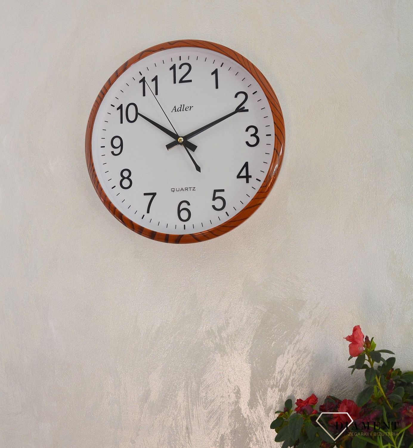 Zegar ścienny okrągły Adler brązowy z czarnym PW110-1700-6. Zegar ścienny okrągły zasilany za pomocą baterii. Zegay okrągły z tworzywa sztucznego w kolorze brązowym z czarnymi dodatkami. Zegar ścienny.  (2).JPG
