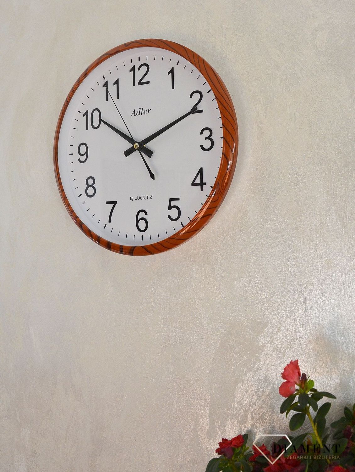 Zegar ścienny okrągły Adler brązowy z czarnym PW110-1700-6. Zegar ścienny okrągły zasilany za pomocą baterii. Zegay okrągły z tworzywa sztucznego w kolorze brązowym z czarnymi dodatkami. Zegar ścienny.  (2).JPG