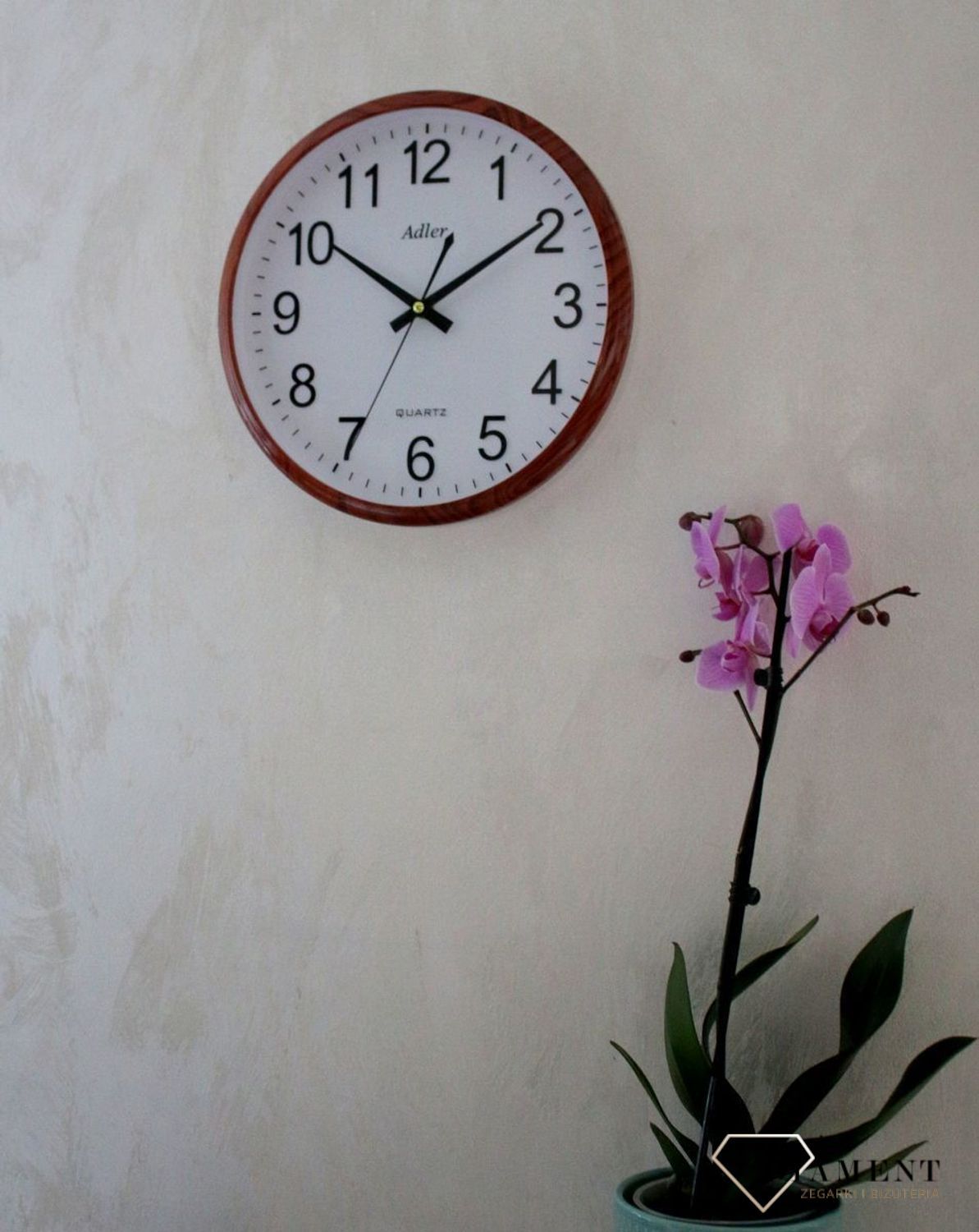 Zegar ścienny okrągły Adler brązowy z czarnym PW110-1700-6. Zegar ścienny okrągły zasilany za pomocą baterii. Zegay okrągły z tworzywa sztucznego w kolorze brązowym z czarnymi dodatkami. Zegar ścienny.  (2).JPG
