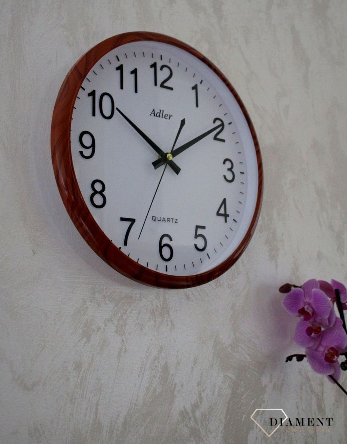 Zegar ścienny okrągły Adler brązowy z czarnym PW110-1700-6. Zegar ścienny okrągły zasilany za pomocą baterii. Zegay okrągły z tworzywa sztucznego w kolorze brązowym z czarnymi dodatkami. Zegar ścienny.  (2).JPG