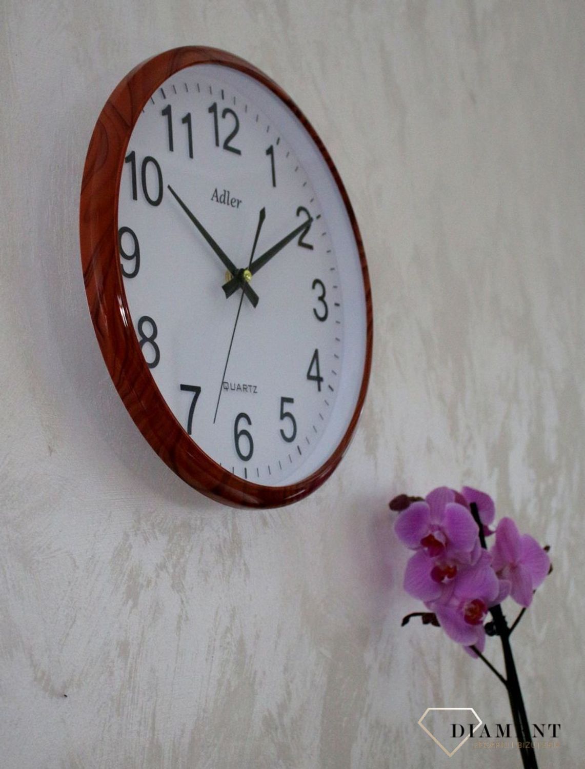 Zegar ścienny okrągły Adler brązowy z czarnym PW110-1700-6. Zegar ścienny okrągły zasilany za pomocą baterii. Zegay okrągły z tworzywa sztucznego w kolorze brązowym z czarnymi dodatkami. Zegar ścienny.  (2).JPG