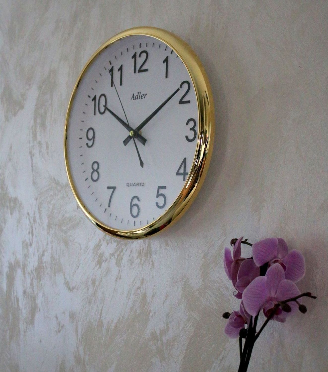 Zegar ścienny okrągły Adler złoty PW110-1700-G. Zegar ścienny okrągły zasilany za pomocą baterii. Zegar ścienny okrągły z tworzywa sztucznego w kolorze złotym z czarnymi dodatkami. Zegar ścienny (2).JPG