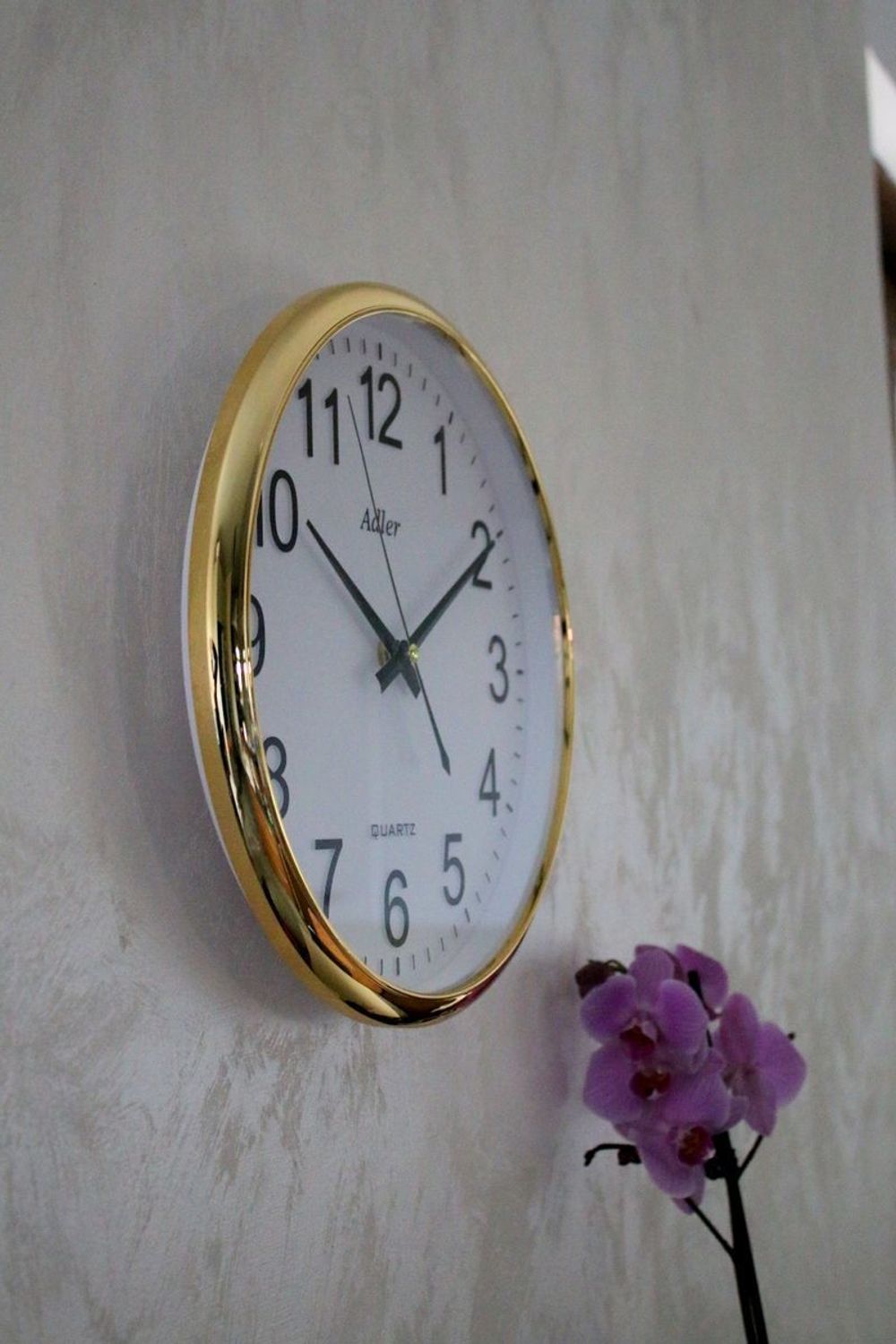 Zegar ścienny okrągły Adler złoty PW110-1700-G. Zegar ścienny okrągły zasilany za pomocą baterii. Zegar ścienny okrągły z tworzywa sztucznego w kolorze złotym z czarnymi dodatkami. Zegar ścienny (2).JPG