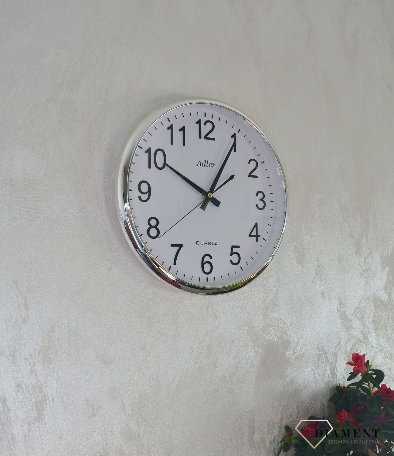 Zegar ścienny okrągły Adler srebrny PW110-1700-S. Zegar ścienny okrągły zasilany za pomocą baterii. Zegar ścienny okrągły z tworzywa sztucznego w kolorze srebrnym z czarnymi dodatkami. Zegar ścienny (1).JPG