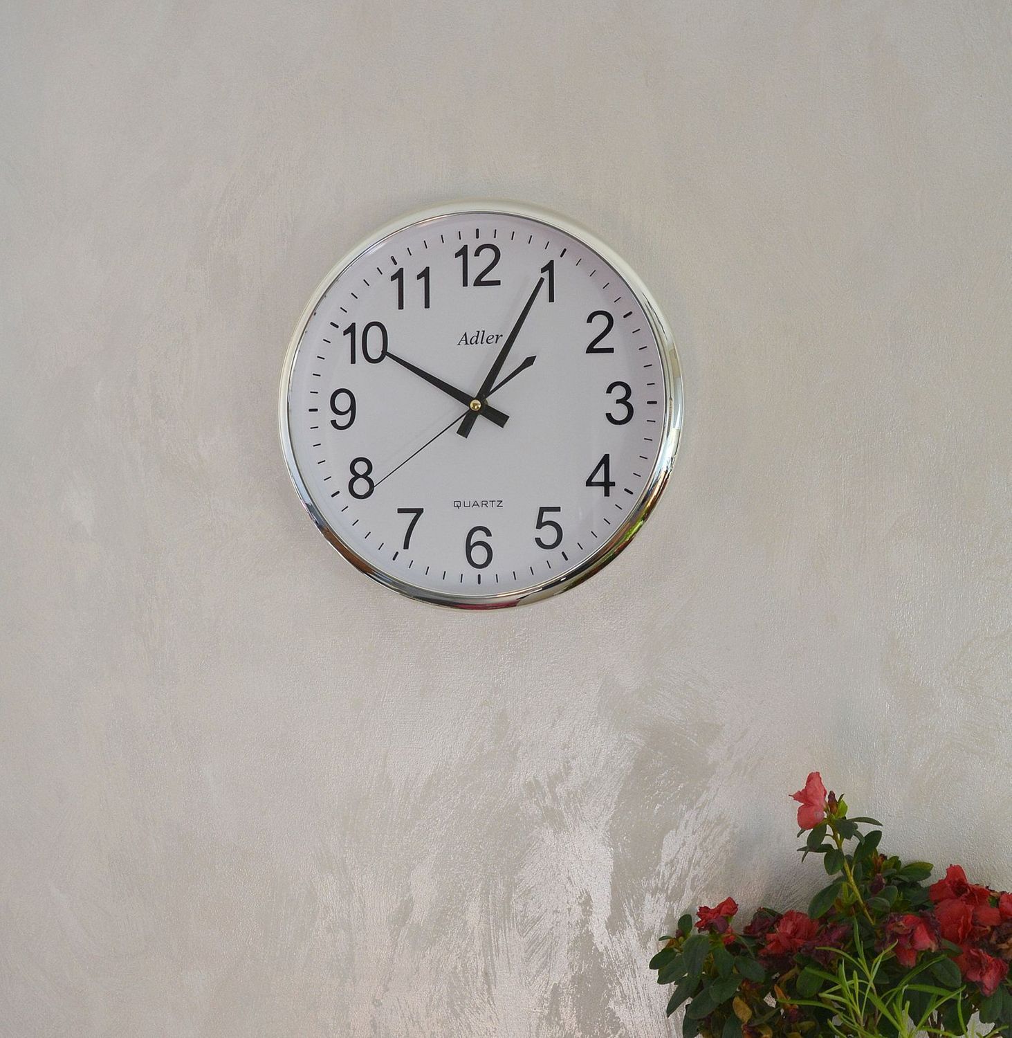 Zegar ścienny okrągły Adler srebrny PW110-1700-S. Zegar ścienny okrągły zasilany za pomocą baterii. Zegar ścienny okrągły z tworzywa sztucznego w kolorze srebrnym z czarnymi dodatkami. Zegar ścienny (1).JPG