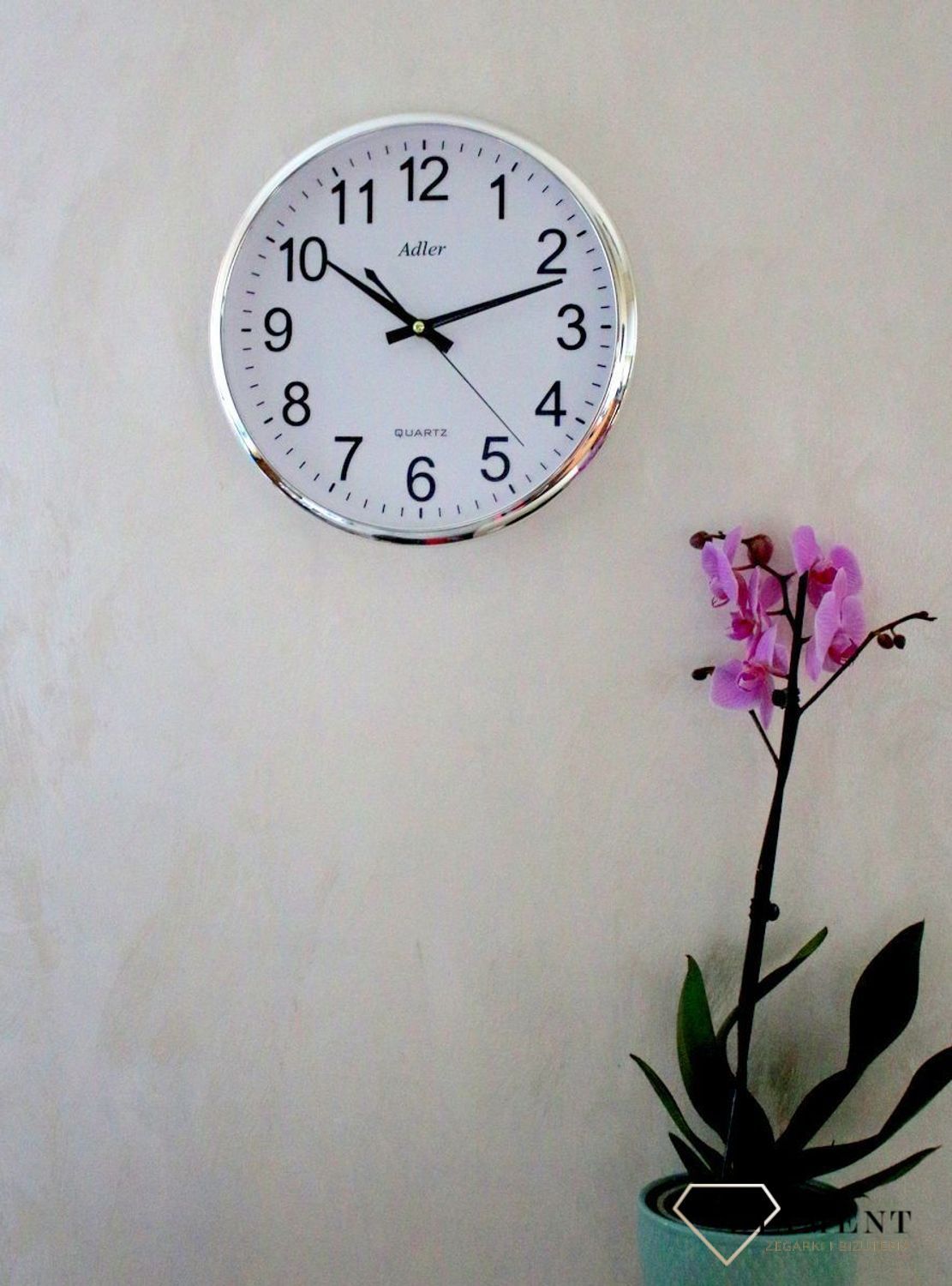 Zegar ścienny okrągły Adler srebrny PW110-1700-S. Zegar ścienny okrągły zasilany za pomocą baterii. Zegar ścienny okrągły z tworzywa sztucznego w kolorze srebrnym z czarnymi dodatkami. Zegar ścienny (1).JPG