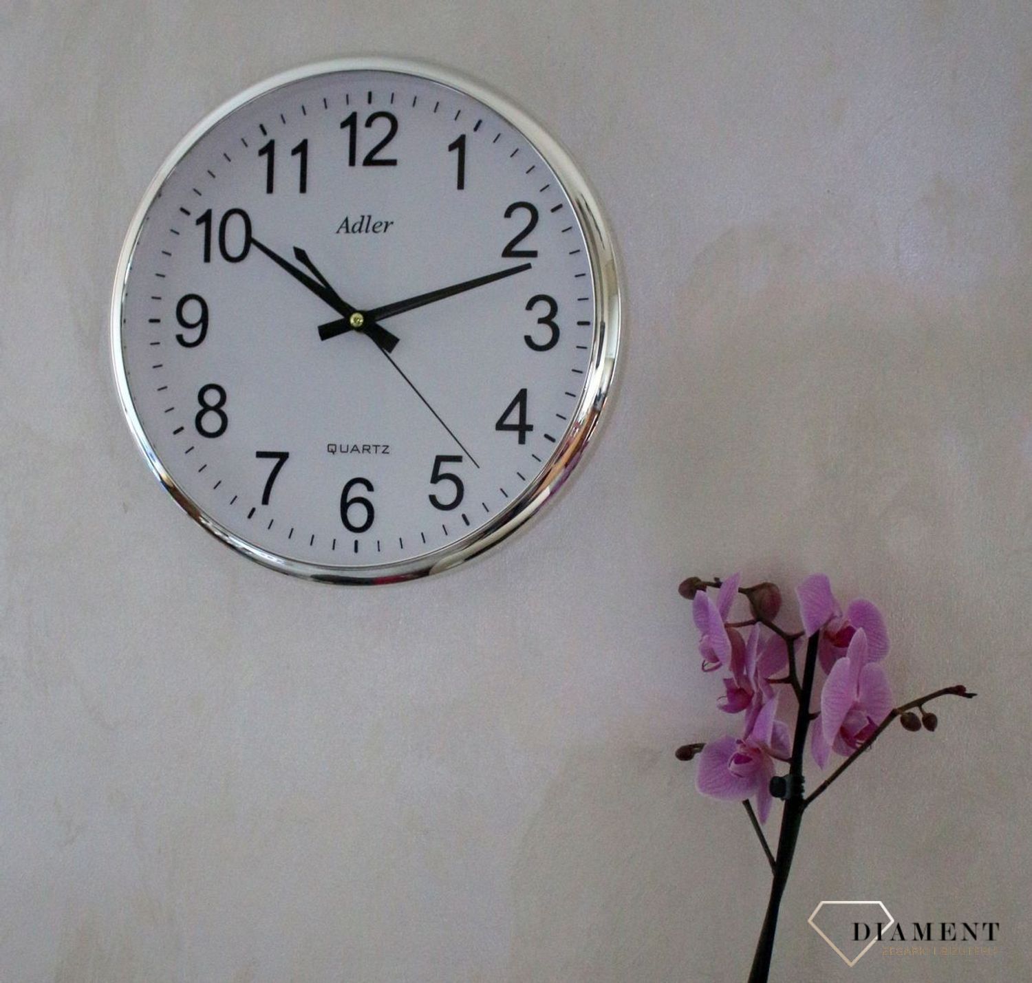 Zegar ścienny okrągły Adler srebrny PW110-1700-S. Zegar ścienny okrągły zasilany za pomocą baterii. Zegar ścienny okrągły z tworzywa sztucznego w kolorze srebrnym z czarnymi dodatkami. Zegar ścienny (1).JPG