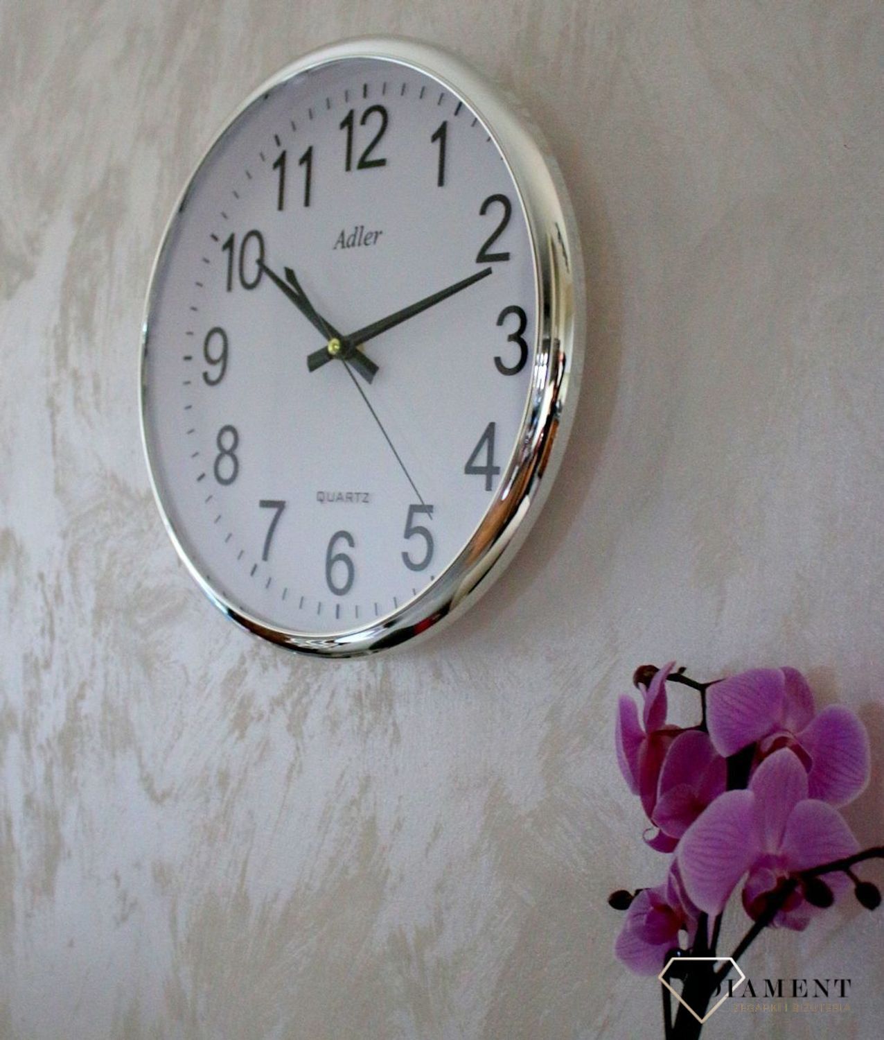 Zegar ścienny okrągły Adler srebrny PW110-1700-S. Zegar ścienny okrągły zasilany za pomocą baterii. Zegar ścienny okrągły z tworzywa sztucznego w kolorze srebrnym z czarnymi dodatkami. Zegar ścienny (1).JPG