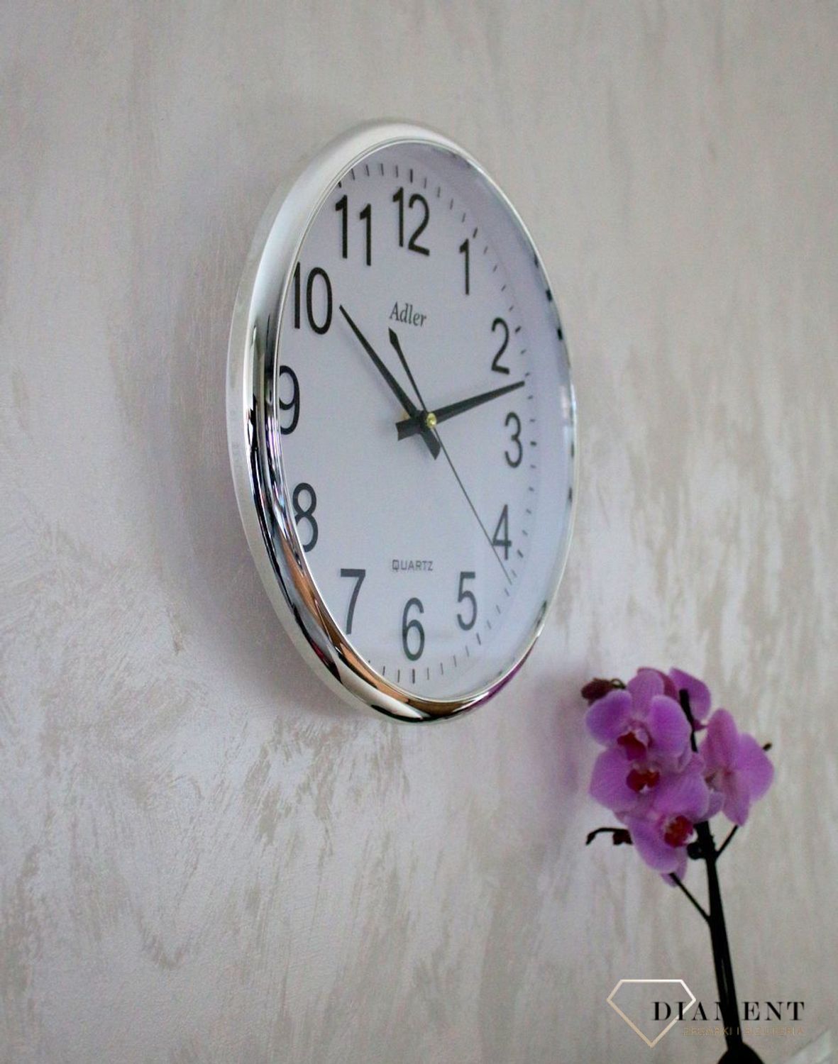 Zegar ścienny okrągły Adler srebrny PW110-1700-S. Zegar ścienny okrągły zasilany za pomocą baterii. Zegar ścienny okrągły z tworzywa sztucznego w kolorze srebrnym z czarnymi dodatkami. Zegar ścienny (1).JPG