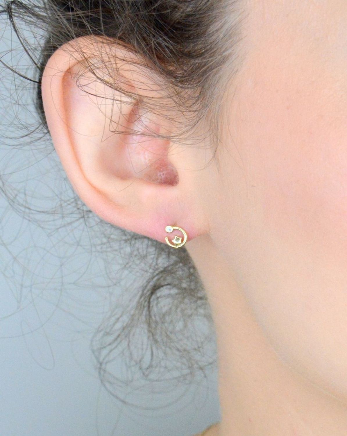 Kolczyki złote 585 gwiazdka w kółku z cyrkonią PZE0502G14K Minimalistyczna biżuteria zapinana na wygodne zapięcie na sztyft, doda subtelnego blasku stworzonej stylizacji.1.jpg