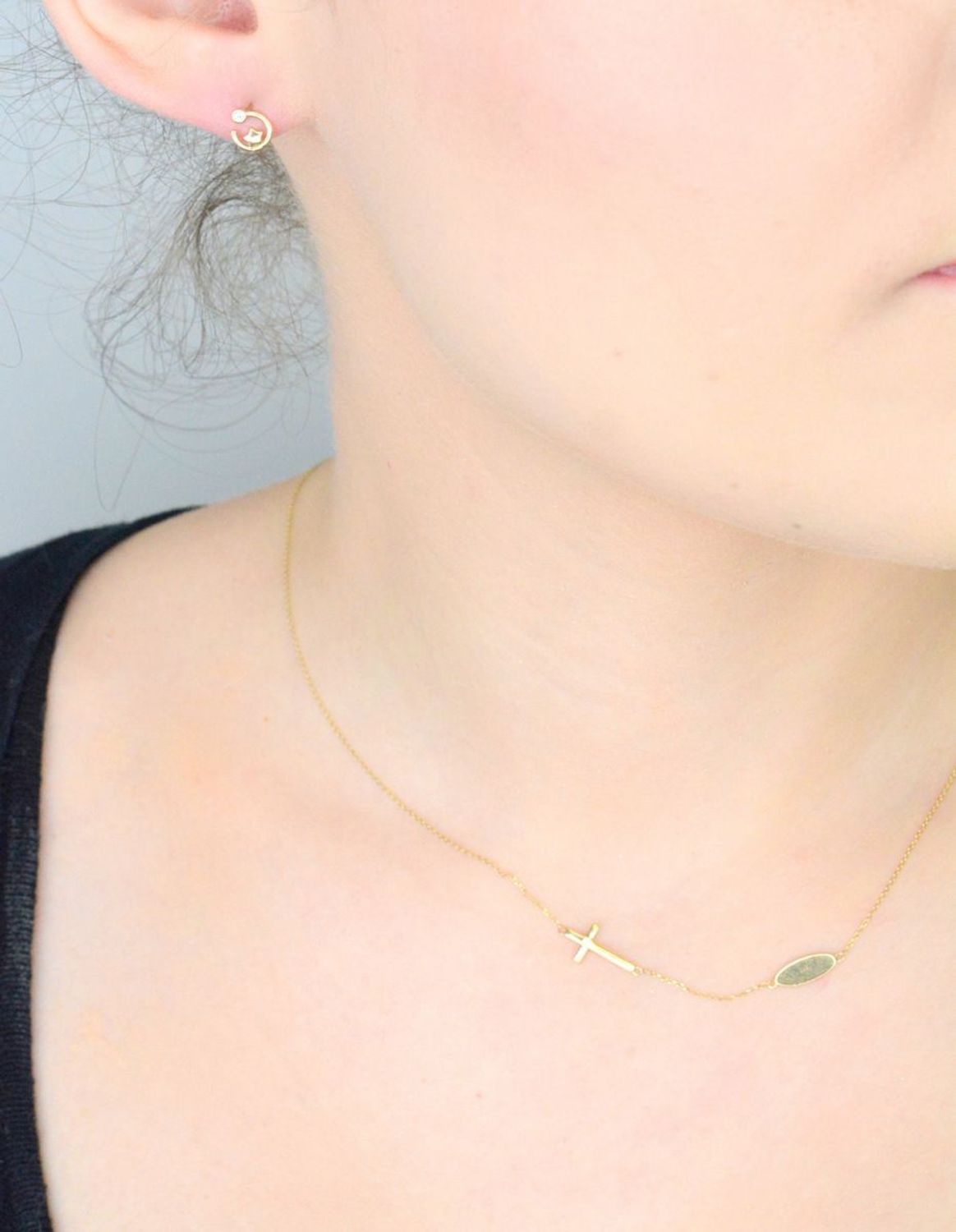 Kolczyki złote 585 gwiazdka w kółku z cyrkonią PZE0502G14K Minimalistyczna biżuteria zapinana na wygodne zapięcie na sztyft, doda subtelnego blasku stworzonej stylizacji.1.jpg