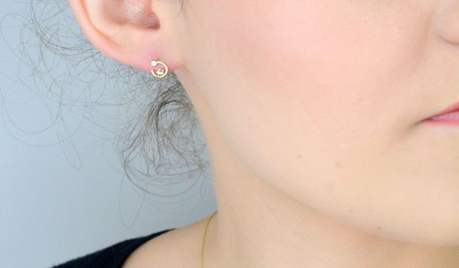 Kolczyki złote 585 gwiazdka w kółku z cyrkonią PZE0502G14K Minimalistyczna biżuteria zapinana na wygodne zapięcie na sztyft, doda subtelnego blasku stworzonej stylizacji.1.jpg