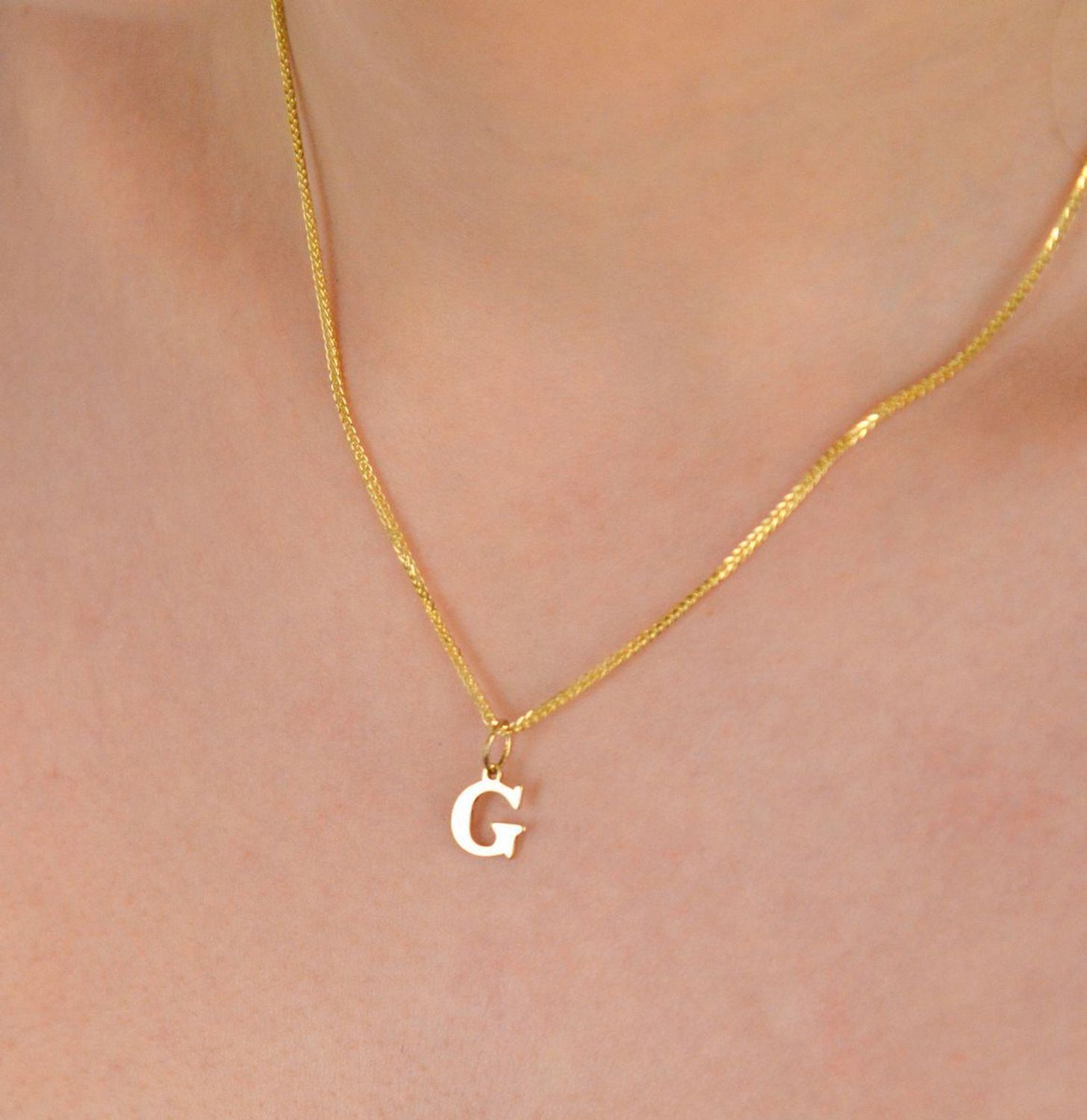 Literka srebrna próba 925 pozłacana G Elegancka literka G wykonana z wysokiej jakości srebra próby 925, pozłacana, co nadaje jej subtelną 1.jpg