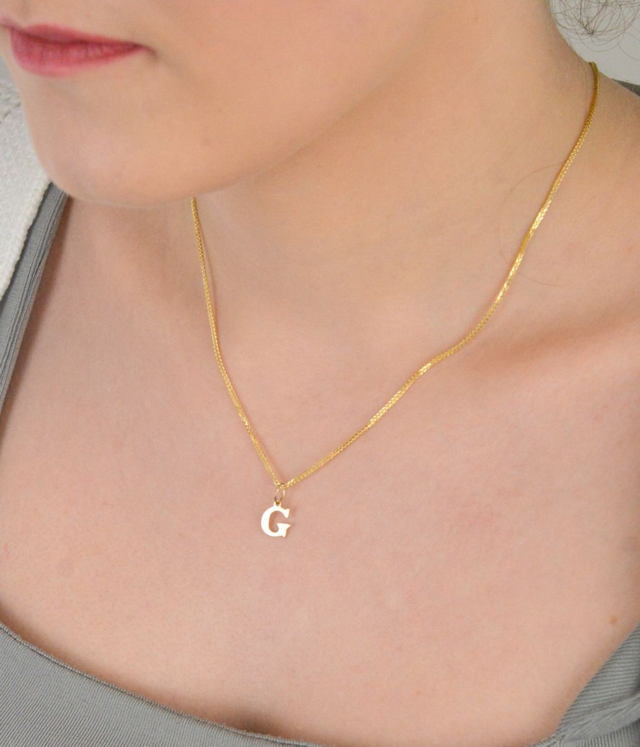 Literka srebrna próba 925 pozłacana G Elegancka literka G wykonana z wysokiej jakości srebra próby 925, pozłacana, co nadaje jej subtelną 1.jpg