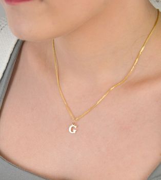 Literka srebrna próba 925 pozłacana G Elegancka literka G wykonana z wysokiej jakości srebra próby 925, pozłacana, co nadaje jej subtelną elegancję i trwałość (2).JPG
