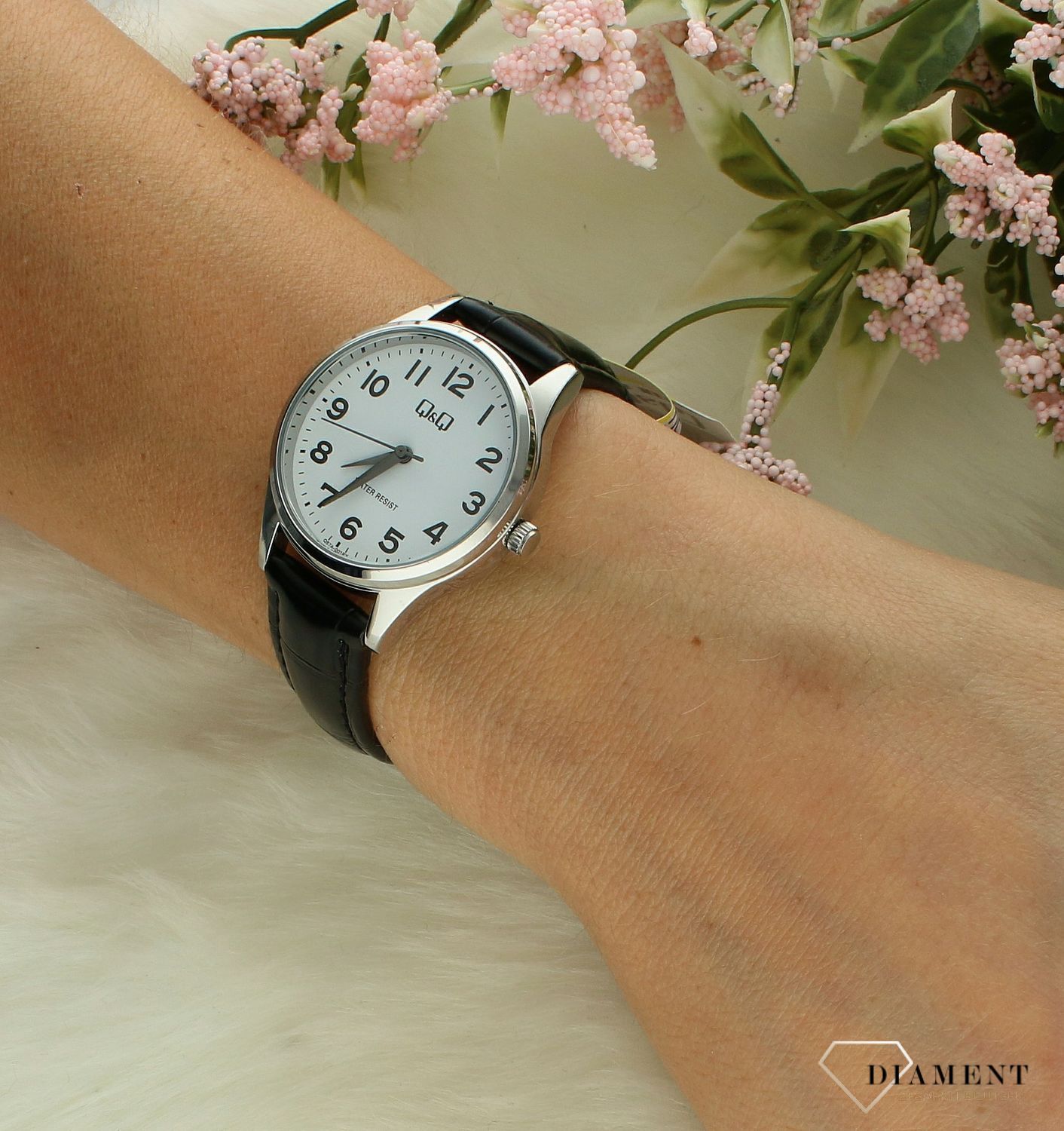 Zegarek damski QQ na czarnym pasku z cyframi Q57A-001P. Zegarki damskie wyraźne. Zegarek dla starszej osoby. Klasyczny tani zegarek na pasku. Pomysł na prezent dla starszej osoby. Zegarek dla seniora..jpg