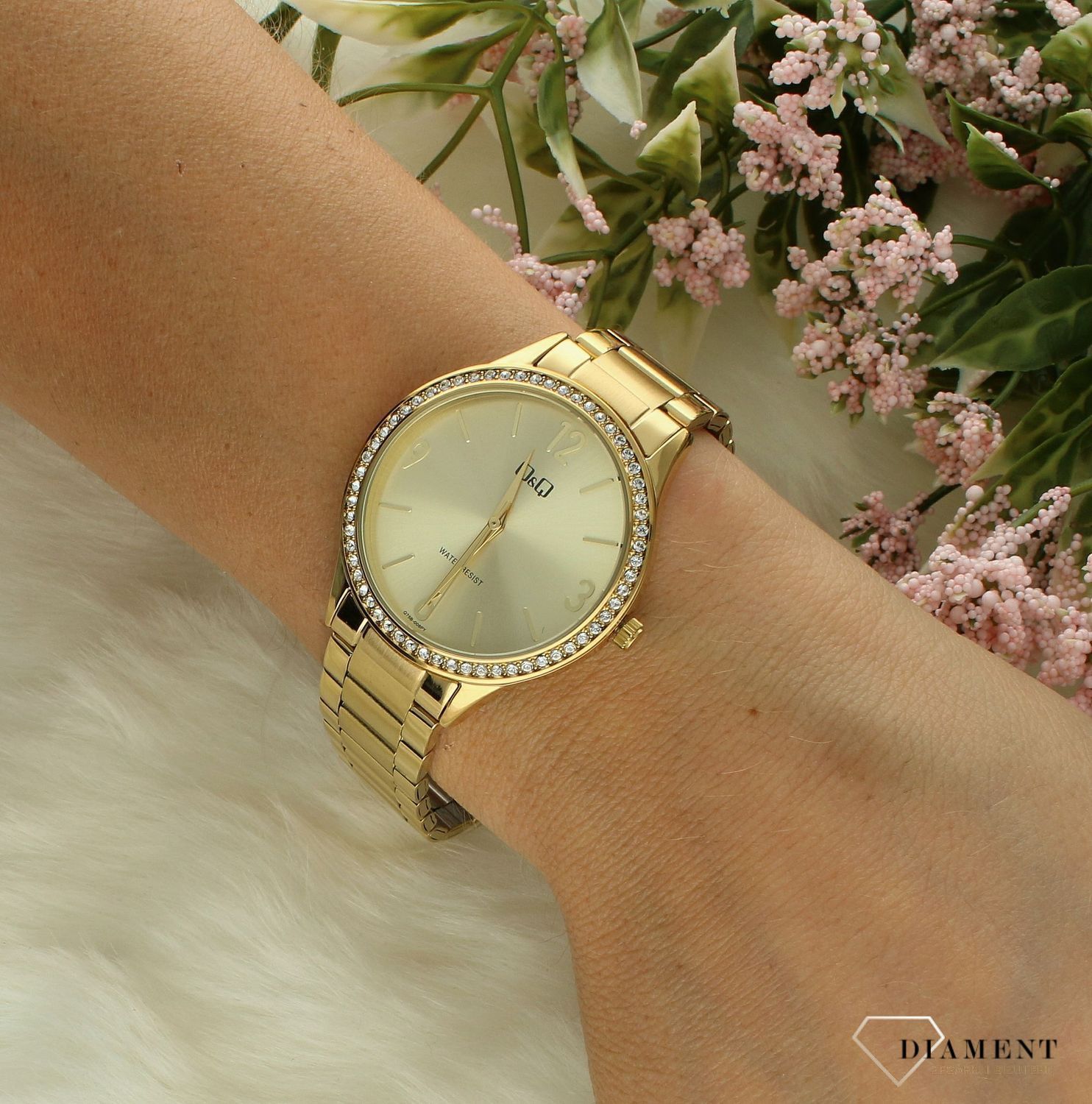 Zegarek damski QQ na bransolecie w złotym kolorze ze złotą tarczą Q75B-008P. Zegarki damskie wyraźne. Zegarek dla starszej osoby. Klasyczny tani zegarek na złotej bransolecie. Pomysł na prezent dla starszej osoby. Ze.jpg