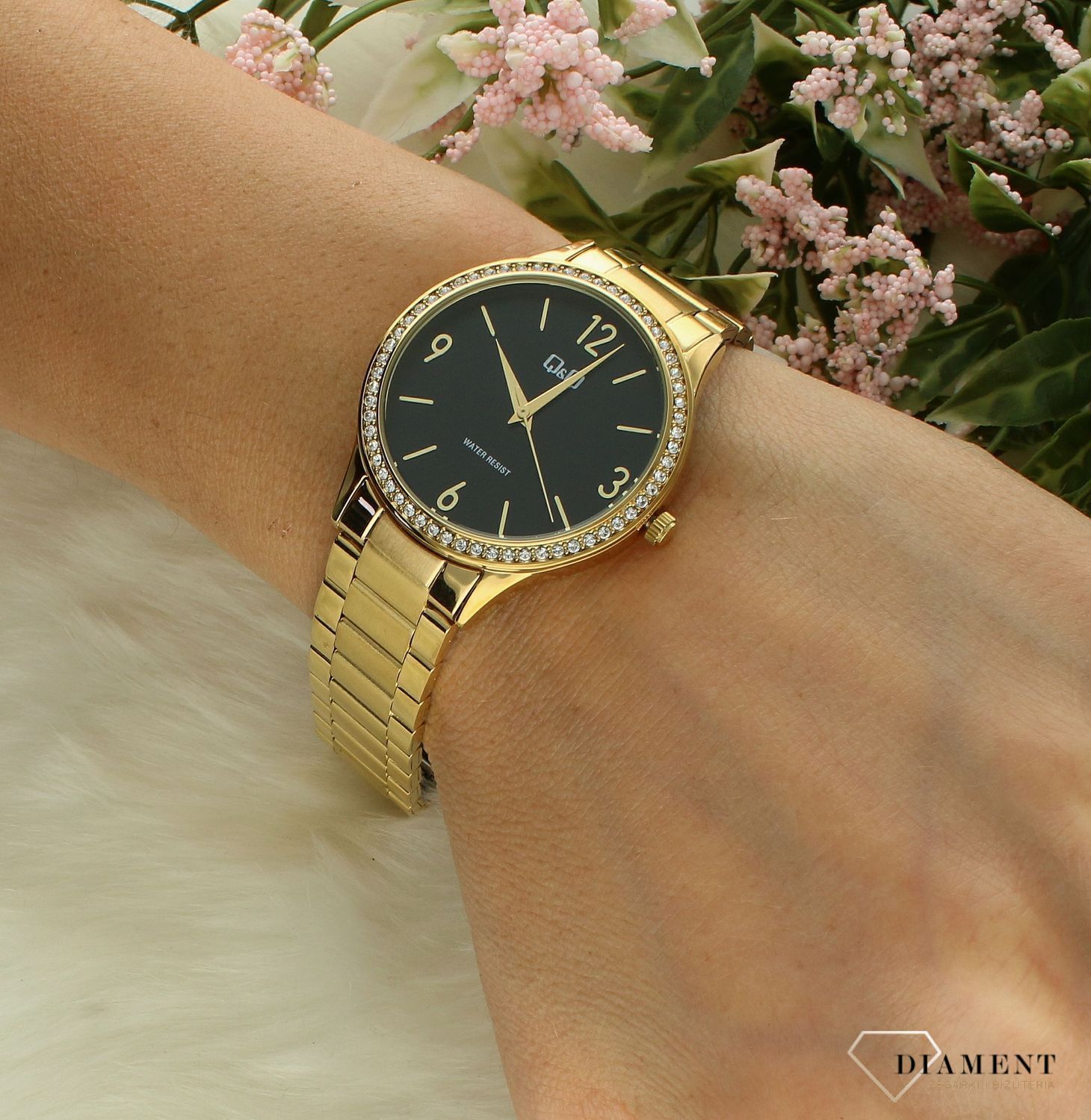 Zegarek damski QQ na bransolecie w złotym kolorze z czarną tarczą Q75B-009P.  Zegarki damskie wyraźne. Zegarek dla starszej osoby. Klasyczny tani zegarek na złotej bransolecie. Pomysł na prezent dla starszej osoby. Z.jpg