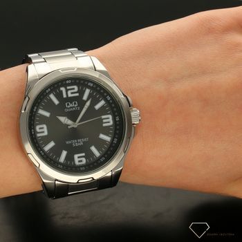 Zegarek męski na bransolecie z grafitową tarczą QQ QA48-205 (5).jpg