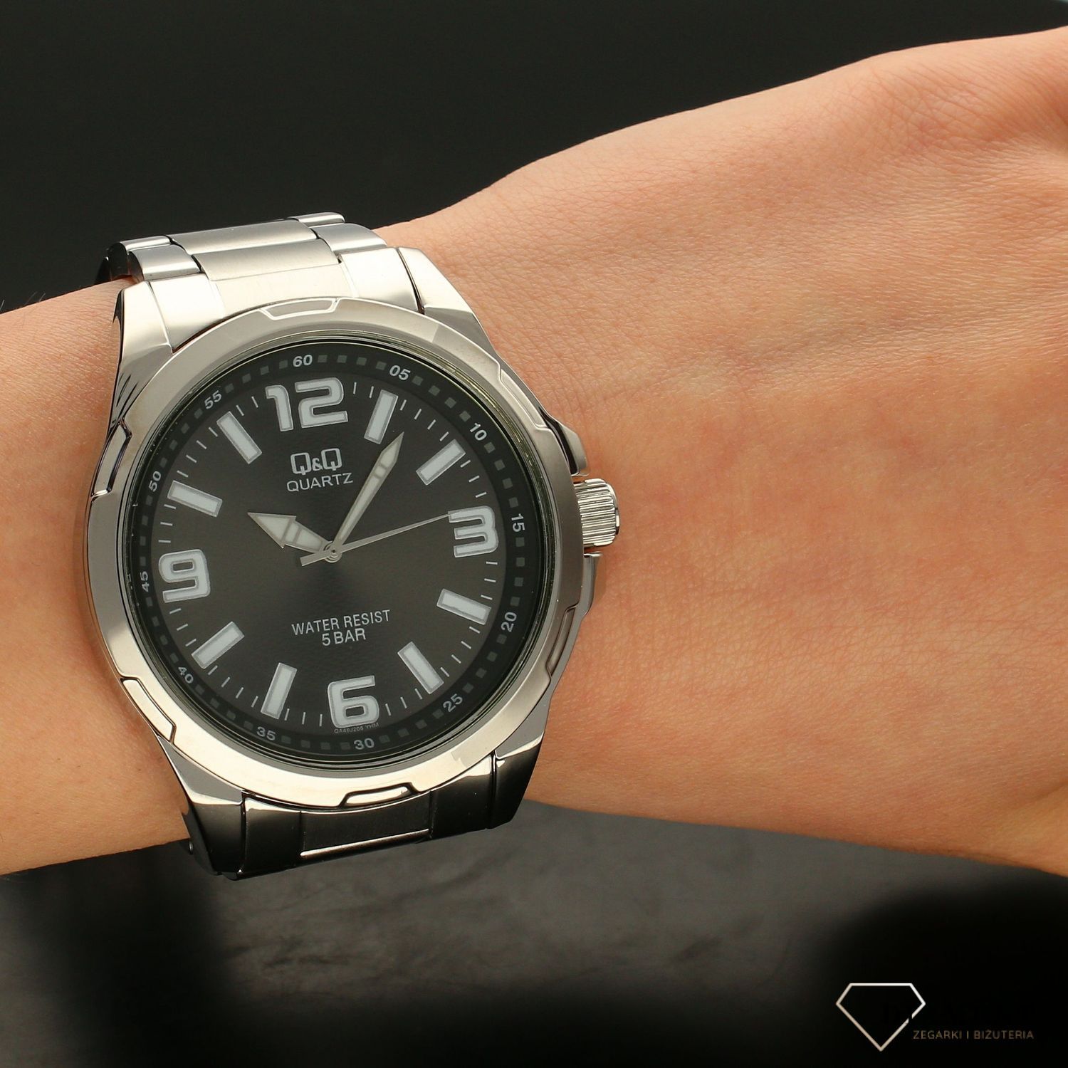 Zegarek męski na bransolecie z grafitową tarczą QQ QA48-205 (1).jpg