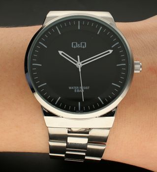 Zegarek męski klasyczny na bransolecie QQ QB06-202. Czarna tarcza zegarka z białymi indeksami (1).jpg