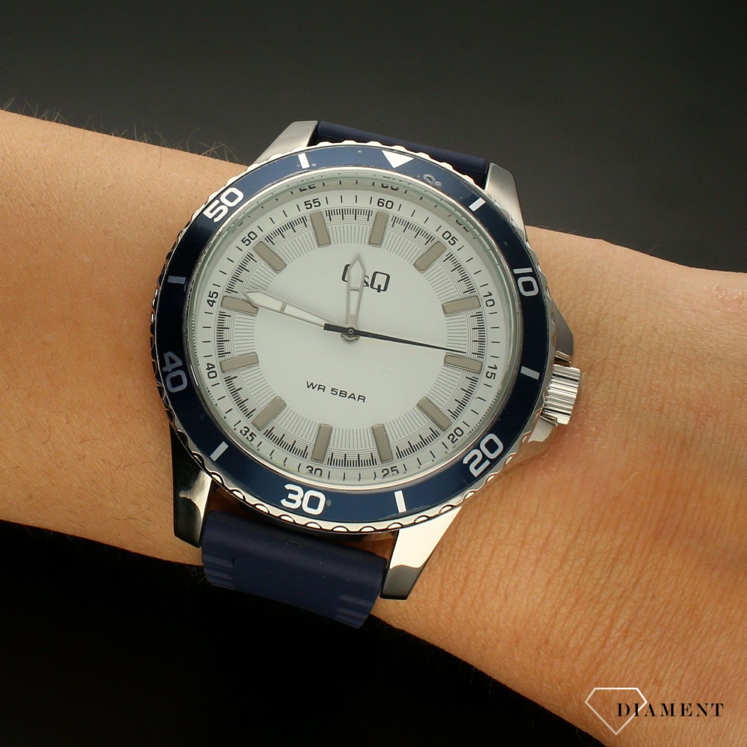 1Zegarek męski na niebieskim pasku QQ QB24-301. Zegarki męskie na pasku silikonowym✓ Wymarzony prezent ✓Prezent dla taty z grawerem✓ Prezent z grawerem✓ Autoryzowany sklep. ✓Grawer 0zł ✓Gratis Kurier 24h ✓Zwrot 30 dni.jpg