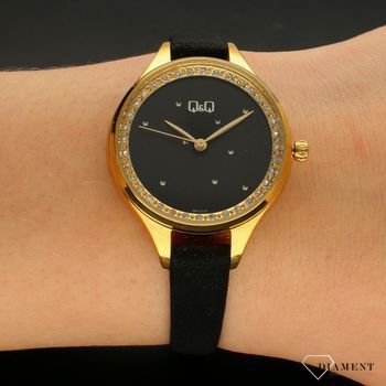 Zegarek damski biżuteryjny QQ QB73-112. Zegarek na pasku. Zegarek z cyrkoniami. Zegarek w złotym kolorze. Zegarek idealny na prezent. Idealny pomysł na prezent dla kobiety.  (2).jpg