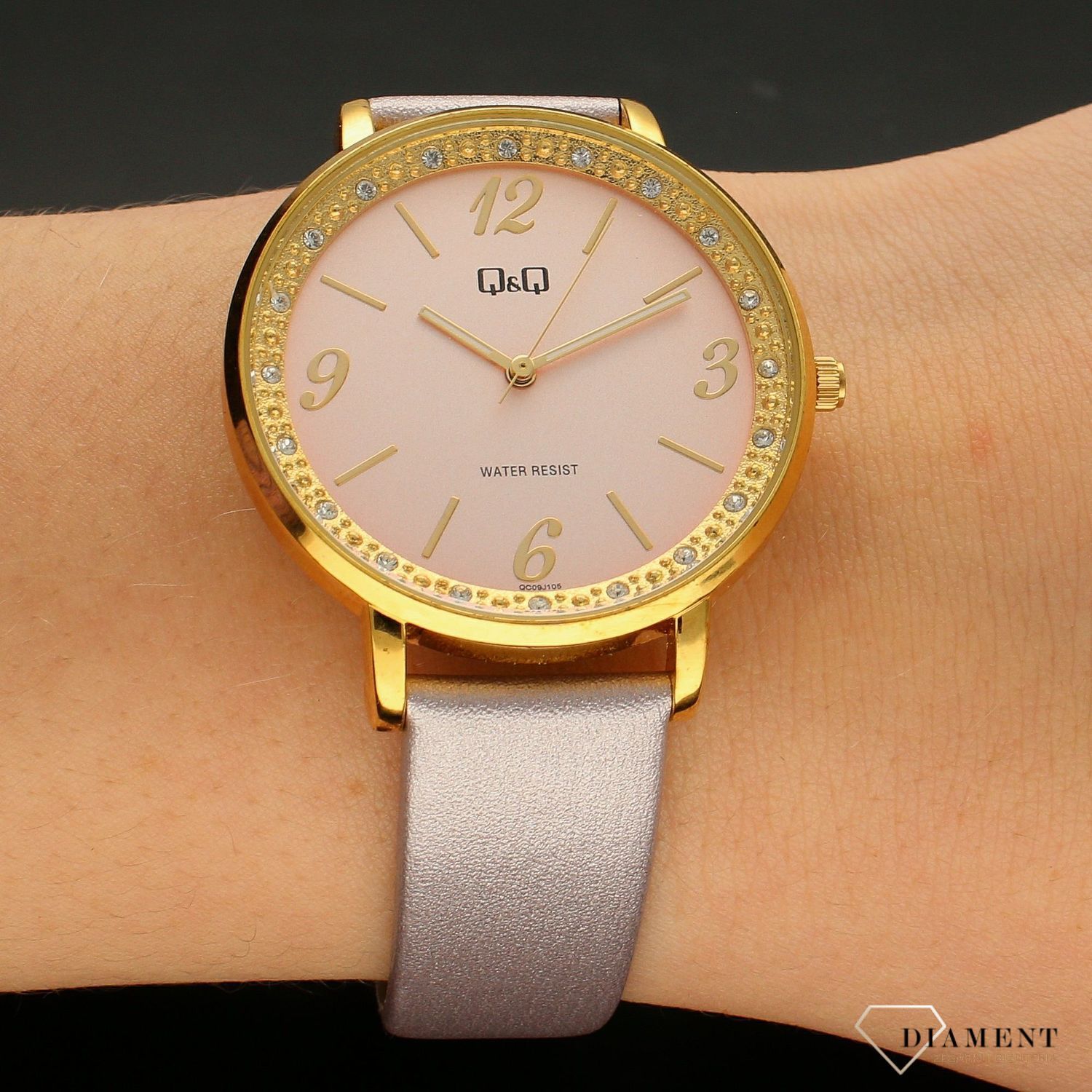 Zegarek damski na pasku QQ QC09-105. Zegarek z cyrkoniami. Zegarek z różową tarcza. Zegarek w złotym kolorze. Zegarek idealny na prezent (3).jpg