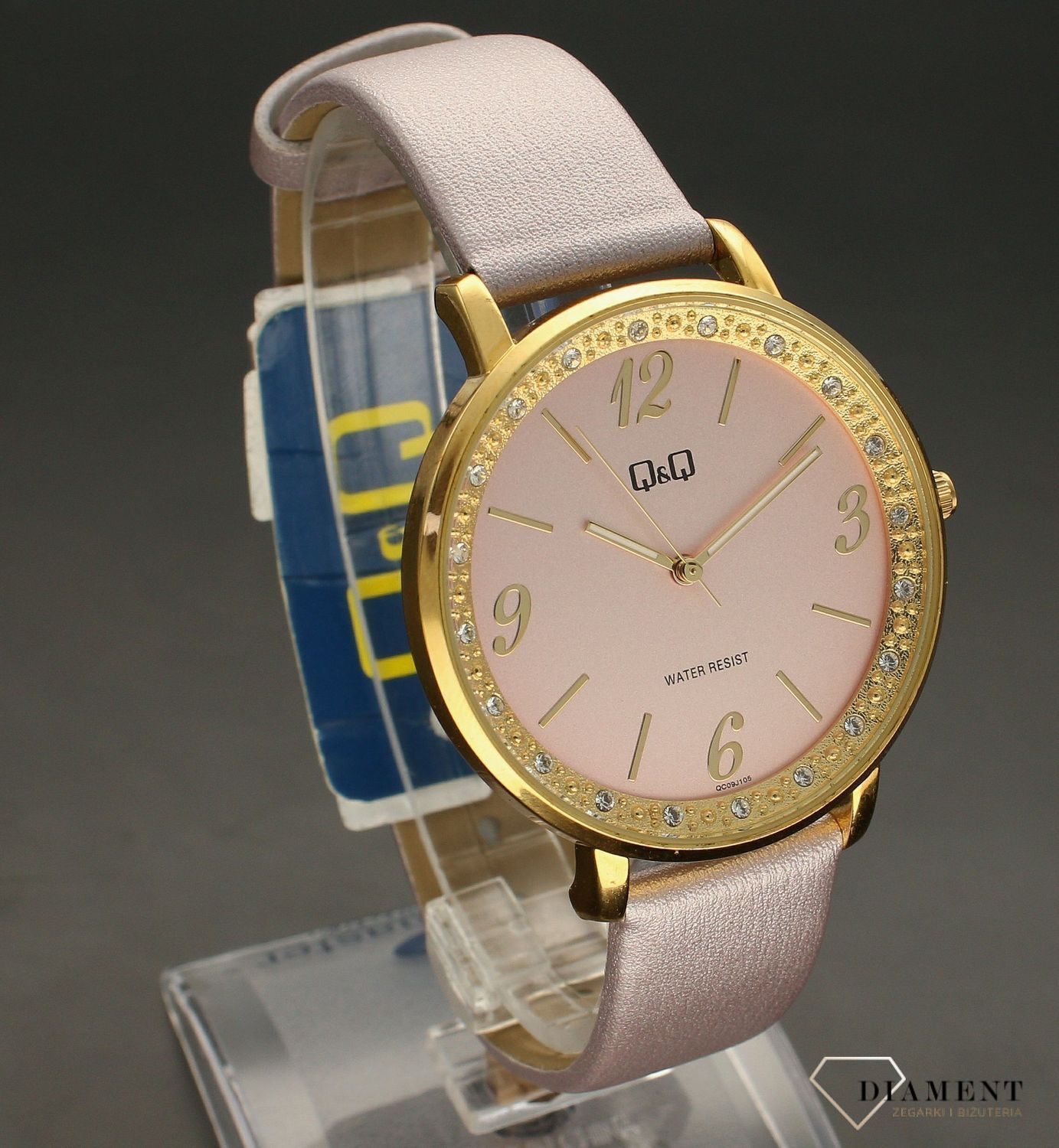 Zegarek damski na pasku QQ QC09-105. Zegarek z cyrkoniami. Zegarek z różową tarcza. Zegarek w złotym kolorze. Zegarek idealny na prezent (3).jpg