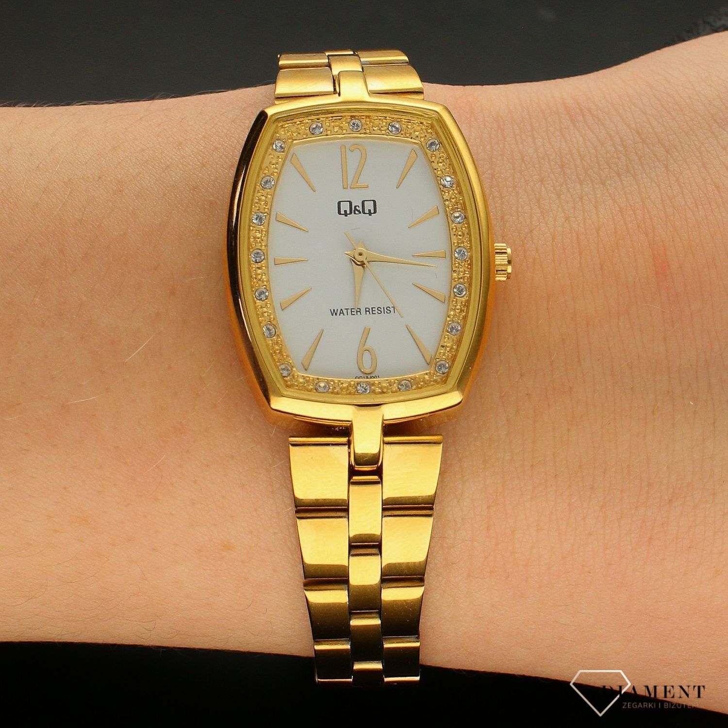 Zegarek damski na bransolecie QQ QC13-001. Zegarek w kolorze złotym. Zegarek damski elegancki. Zegarek z cyrkoniami. Zegarek idealny na prezent.  (3).jpg